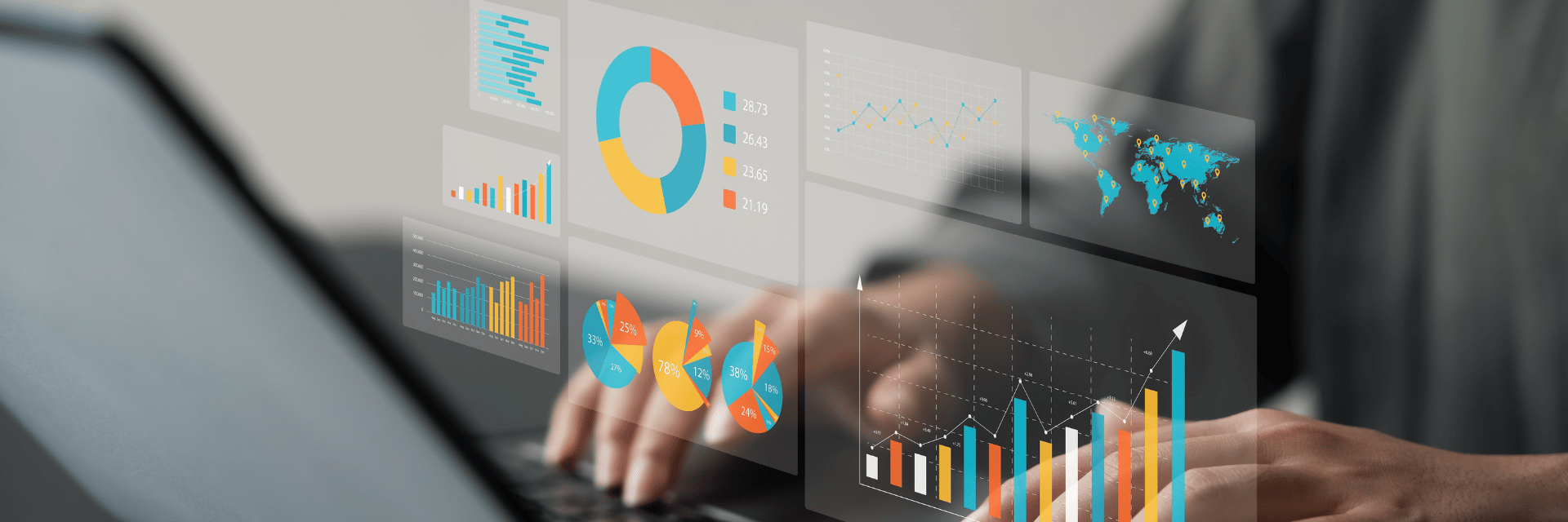 Farbiges Buchhaltungsdashboard als Overlay vor ein Bild mit Laptop und Händen