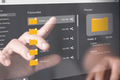 ERP für den Mittelstand, Hände tippen und wählen ein Dokument am Computer aus