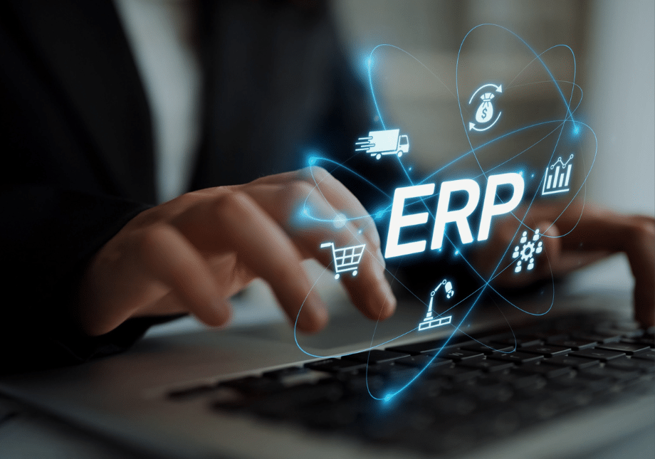 ERP im Mittelstand. Das Bild zeigt die Hände einer Person am Laptop arbeiten. Die Buchstaben ERP werden mit Symbolen angezeigt.