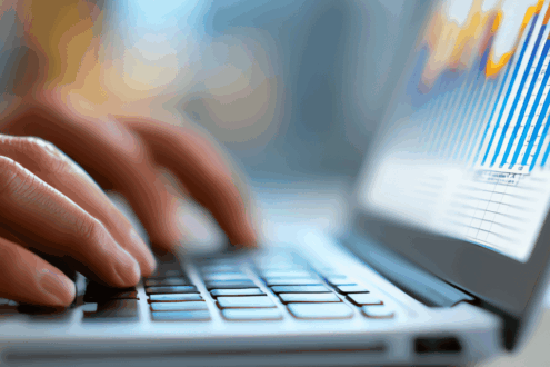 Laptop im Einsatz in der Buchhaltung: Nutzer einer Buchhaltungssoftware
