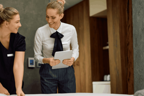 Housekeeping im Hotel: Zwei Mitarbeiterinnen im Hotelzimmer