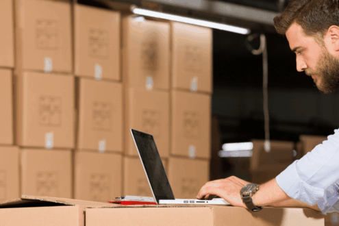 Digitale Inventur spart Zeit: Mitarbeiter im Lager am Laptop.