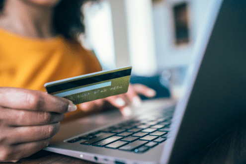 Zahlungstoleranzen Beitragsbild - frau mit Kreditkarte am Laptop