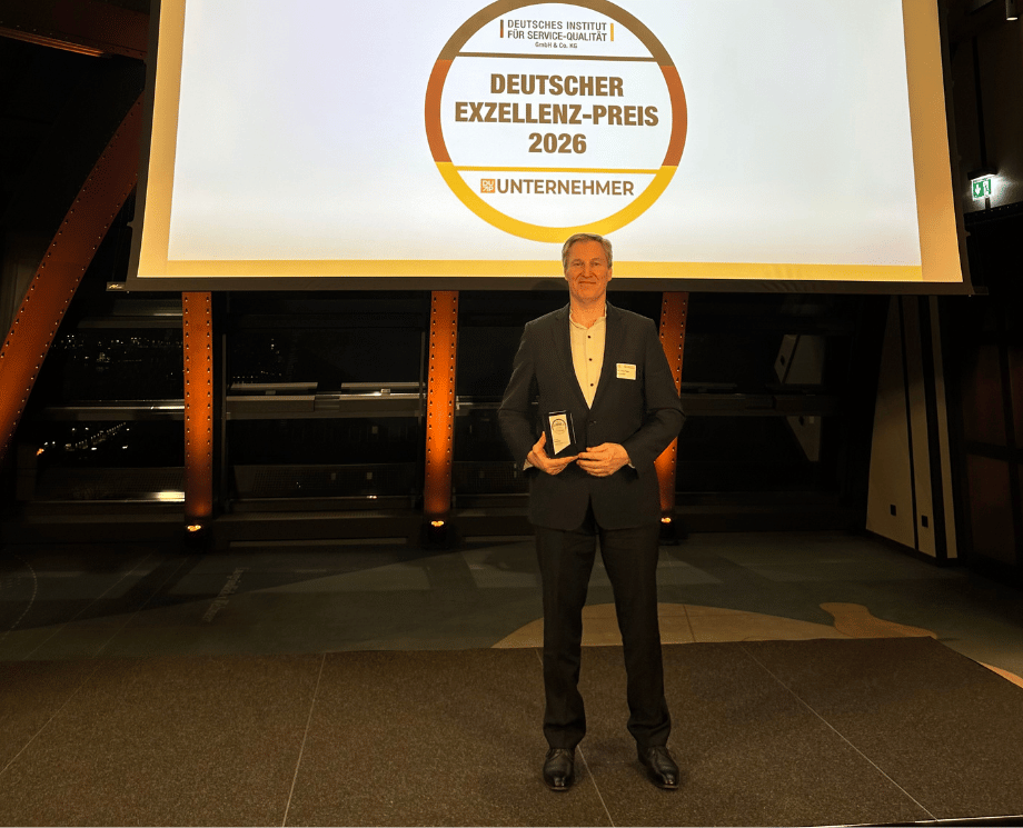 Dr. Jörg Haas nimmt den Deutschen Exzellenz Preis 2026 entgegen.