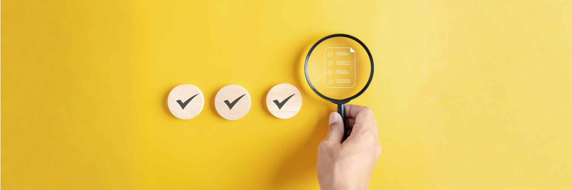 Erfüllt das ERP-System alle Anforderungen? Dies wird im Bild symbolisch durch eine Lupe und Holzklötze mit Häkchen dargestellt.