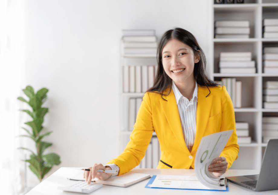 ERP für den Mittelstand Frau im Büro blättert durch Dokumente