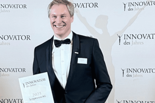 Scopevisio ist Innovator des Jahres 2025. Dr. Jörg Haas nimmt den Preis entgegen.