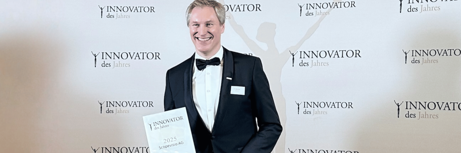 Scopevisio ist Innovator des Jahres 2025. Dr. Jörg Haas nimmt den Preis entgegen.