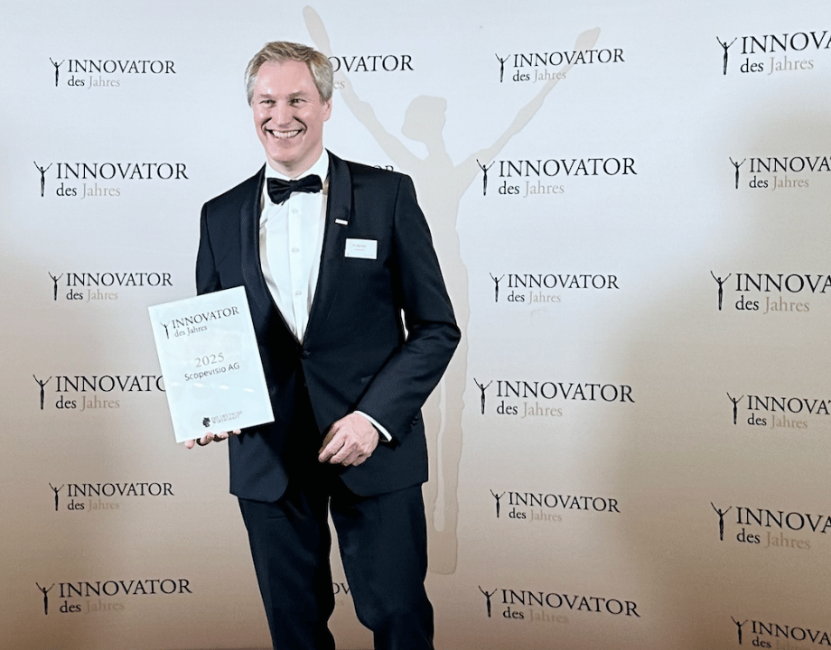 Dr. Jörg Haas nimmt die Auszeichnung "Innovator des Jahres 2025" entgegen