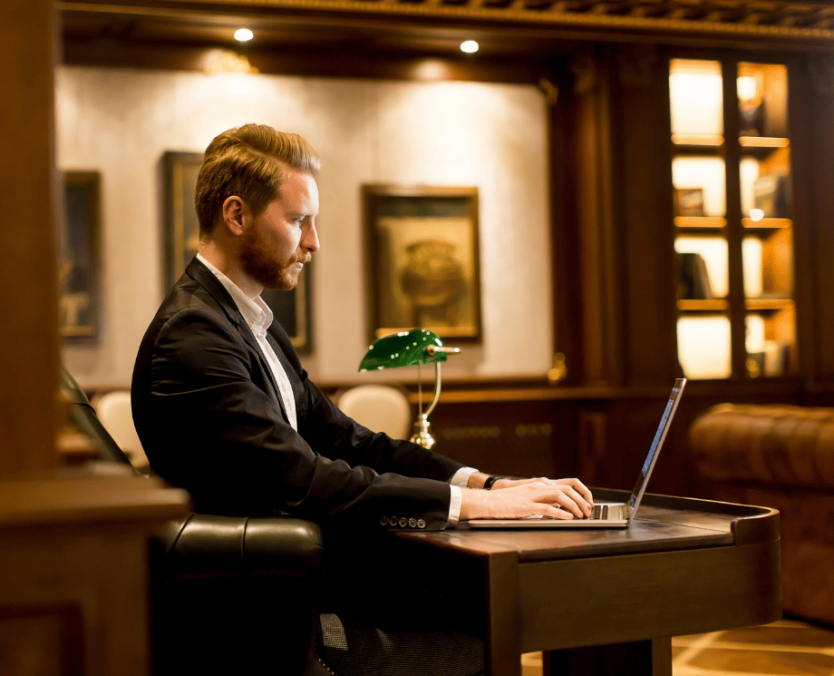Junger Revenue Manager im Hotel