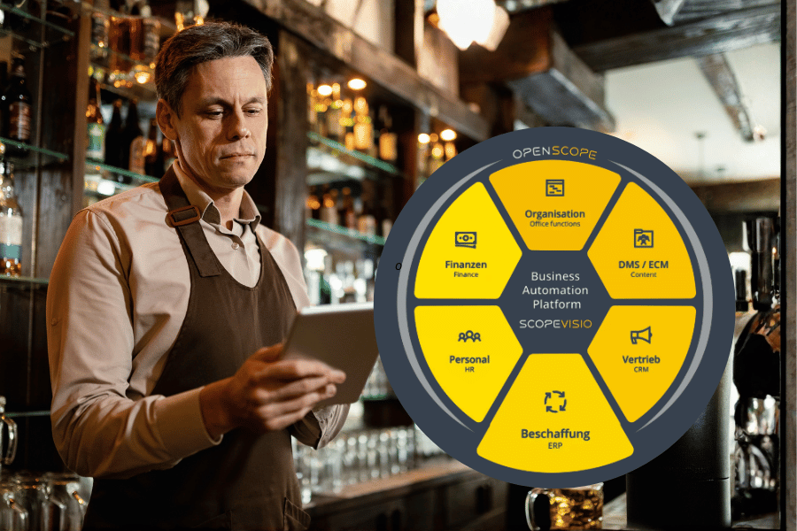 Inventur in der Hotellerie. Mitabeiter an der Bar mit Tablet.