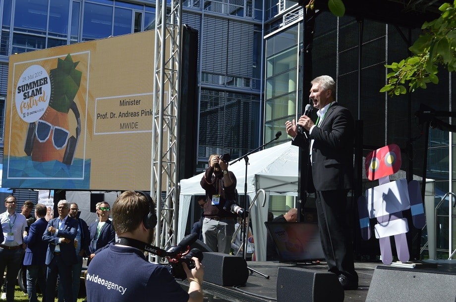 Minister Pinkwart beim Summer Slam 2019