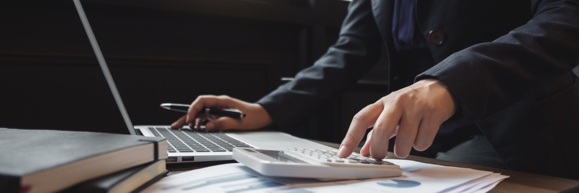 Buchhalterin arbeitet mit digitalen Dokumenten und Taschenrechner – automatisierte Buchhaltung im Büro